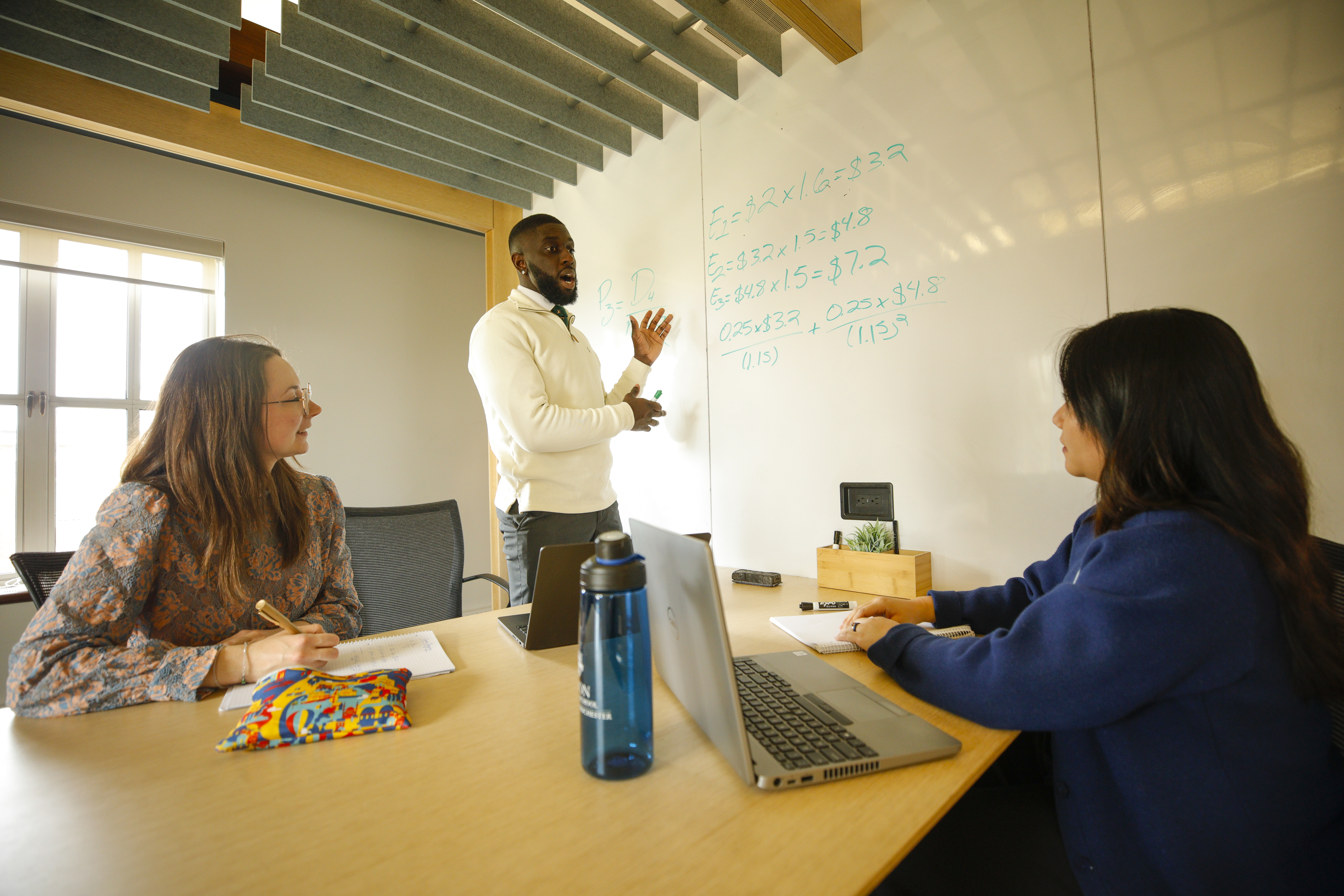 Students work in the Simon Collaboration Lab